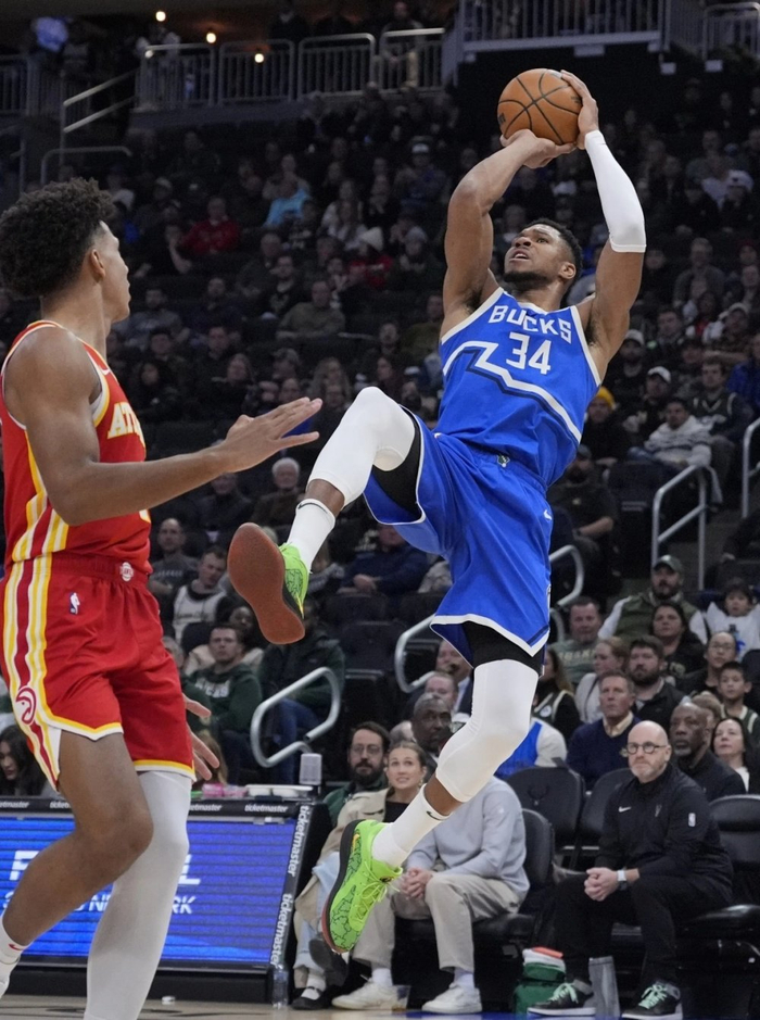 世俱杯参赛资格-勇士正面击溃雄鹿，德罗赞在2026世界杯接管比赛